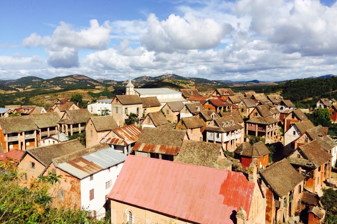 Randonnée inoubliable à Ambatomanga et Ambohimalazabe